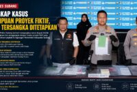 Satreskrim Polres Subang mengungkap kasus dugaan penipuan proyek fiktif yang menyeret oknum ASN Kesbangpol Subang. Dua tersangka ditetapkan setelah polisi menemukan sejumlah dokumen palsu dan barang bukti terkait proyek pengadaan nasi kotak fiktif.