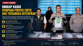 Satreskrim Polres Subang mengungkap kasus dugaan penipuan proyek fiktif yang menyeret oknum ASN Kesbangpol Subang. Dua tersangka ditetapkan setelah polisi menemukan sejumlah dokumen palsu dan barang bukti terkait proyek pengadaan nasi kotak fiktif.