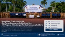 Bupati Karawang Aep Syaepuloh pimpin apel ASN dan penandatanganan pakta integritas sebagai komitmen mewujudkan birokrasi bersih dan profesional di Pemkab Karawang.