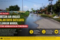 Rembesan air yang diduga berasal dari saluran irigasi di sepanjang Jalan Raya Batujaya, Karawang, dikeluhkan warga karena menggenangi badan jalan dan membahayakan pengendara.