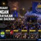 Lautan biru menyelimuti berbagai daerah di Jawa Barat. Dari Bandung, Karawang, Purwakarta hingga Tasikmalaya, ribuan Bobotoh turun ke jalan merayakan kemenangan Persib Bandung dengan penuh kebanggaan. 