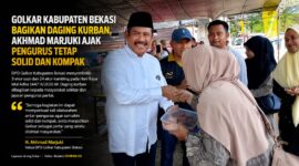 Ketua DPD Golkar Kabupaten Bekasi, H. Akhmad Marjuki, menyerahkan langsung daging kurban kepada masyarakat dalam momentum Idul Adha 1447 H/2026 M.