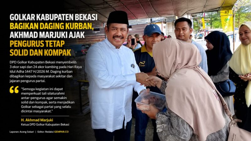 Ketua DPD Golkar Kabupaten Bekasi, H. Akhmad Marjuki, menyerahkan langsung daging kurban kepada masyarakat dalam momentum Idul Adha 1447 H/2026 M.