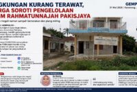 Gedung PKBM Rahmatunnajah di Dusun Bugis Selatan, Desa Tanahbaru, Kecamatan Pakisjaya, Karawang. Meski memiliki bangunan yang representatif dan melayani ratusan warga belajar, kondisi plang yang miring serta sampah yang berserakan di area sekitar menjadi perhatian masyarakat.