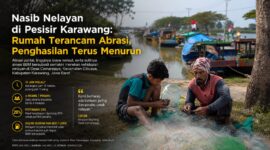 Catim (kanan), nelayan kepiting di Desa Cemarajaya, Kecamatan Cibuaya, Kabupaten Karawang, memperbaiki jaring bersama anaknya sebelum kembali melaut.