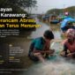 Catim (kanan), nelayan kepiting di Desa Cemarajaya, Kecamatan Cibuaya, Kabupaten Karawang, memperbaiki jaring bersama anaknya sebelum kembali melaut.