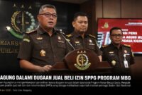 Kejaksaan Agung terus mengembangkan penyidikan dugaan korupsi Program Makan Bergizi Gratis (MBG). Selain menelusuri aliran dana dan penyalahgunaan anggaran, penyidik kini mendalami dugaan praktik jual beli izin serta rekomendasi Satuan Pelayanan Pemenuhan Gizi (SPPG) yang diduga melibatkan sejumlah mantan petinggi Badan Gizi Nasional (BGN).