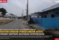 Lokasi dapur yang berada di kawasan berdekatan dengan aktivitas penggilingan beras memunculkan perhatian terkait aspek kesehatan lingkungan, keamanan pangan, dan proses verifikasi kelayakan operasional.
