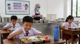 Program Makan Bergizi Gratis (MBG) memasuki fase evaluasi menyeluruh. Penguatan pengawasan, kualitas makanan, dan transparansi anggaran menjadi fokus utama untuk memastikan manfaat program tepat sasaran bagi peserta didik di seluruh Indonesia.