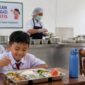 Program Makan Bergizi Gratis (MBG) memasuki fase evaluasi menyeluruh. Penguatan pengawasan, kualitas makanan, dan transparansi anggaran menjadi fokus utama untuk memastikan manfaat program tepat sasaran bagi peserta didik di seluruh Indonesia.