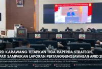 Foto: Suasana Rapat Paripurna DPRD Kabupaten Karawang dalam agenda pembentukan pansus Raperda strategis dan penyampaian laporan pertanggungjawaban APBD 2025. (Istimewa)