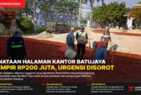 Pekerja melakukan penataan dan pengurugan halaman Kantor Kecamatan Batujaya, Kabupaten Karawang, Kamis (18/6/2026). 