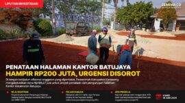 Pekerja melakukan penataan dan pengurugan halaman Kantor Kecamatan Batujaya, Kabupaten Karawang, Kamis (18/6/2026). 