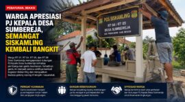Warga bergotong royong membangun Pos Keamanan Lingkungan (Poskamling).