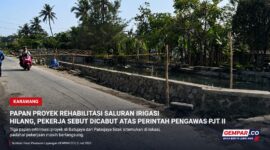 Papan proyek rehabilitasi saluran irigasi milik PJT II di Karawang kembali tidak terlihat di lokasi pekerjaan.
