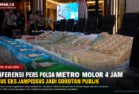 Barang bukti hasil penggeledahan dipamerkan di Polda Metro Jaya, namun konferensi pers terkait kasus eks Jampidsus molor lebih dari empat jam. 