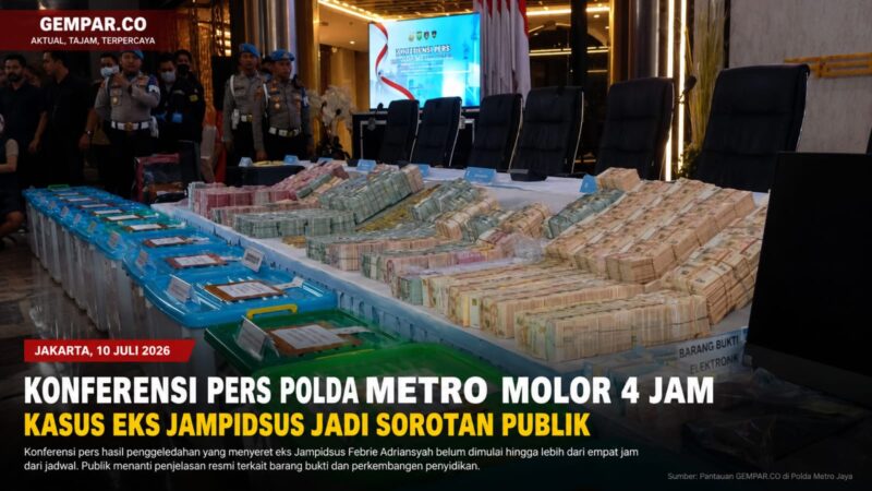 Barang bukti hasil penggeledahan dipamerkan di Polda Metro Jaya, namun konferensi pers terkait kasus eks Jampidsus molor lebih dari empat jam. 