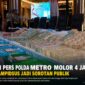 Barang bukti hasil penggeledahan dipamerkan di Polda Metro Jaya, namun konferensi pers terkait kasus eks Jampidsus molor lebih dari empat jam. 