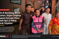 Kejaksaan Negeri Kabupaten Bandung menahan seorang ASN yang juga Ketua Yayasan Anwarurohman Bandung Barat sebagai tersangka dugaan korupsi dana hibah Pemerintah Provinsi Jawa Barat Tahun Anggaran 2024 senilai Rp1,5 miliar.