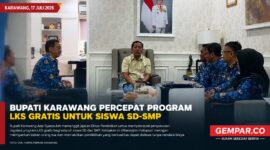 Bupati Karawang Aep Syaepuloh memimpin rapat bersama jajaran Dinas Pendidikan untuk mempercepat penyusunan regulasi program LKS gratis bagi seluruh siswa SD dan SMP di Kabupaten Karawang.