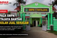Kepala SMPN 1 Tirtajaya membantah pihak sekolah menjual maupun mengoordinasikan penjualan seragam kepada siswa baru. Dalam klarifikasinya, sekolah menegaskan penjualan dilakukan oleh pihak konveksi dan tidak berkaitan dengan sekolah.