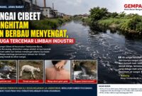 Sungai Cibeet di Telukjambe Barat, Karawang, menghitam dan berbau menyengat. Warga menduga aliran sungai tercemar limbah industri.