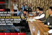 Soleh Solehhudin, S.E. menandatangani dan menyerahkan berkas pendaftaran sebagai Bakal Calon Kepala Desa Karang Haur, Kecamatan Pebayuran, Kabupaten Bekasi, di hadapan Panitia Pilkades, Minggu (2/8/2026).