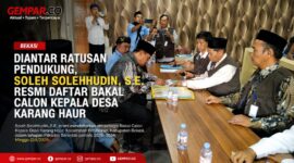 Soleh Solehhudin, S.E. menandatangani dan menyerahkan berkas pendaftaran sebagai Bakal Calon Kepala Desa Karang Haur, Kecamatan Pebayuran, Kabupaten Bekasi, di hadapan Panitia Pilkades, Minggu (2/8/2026).