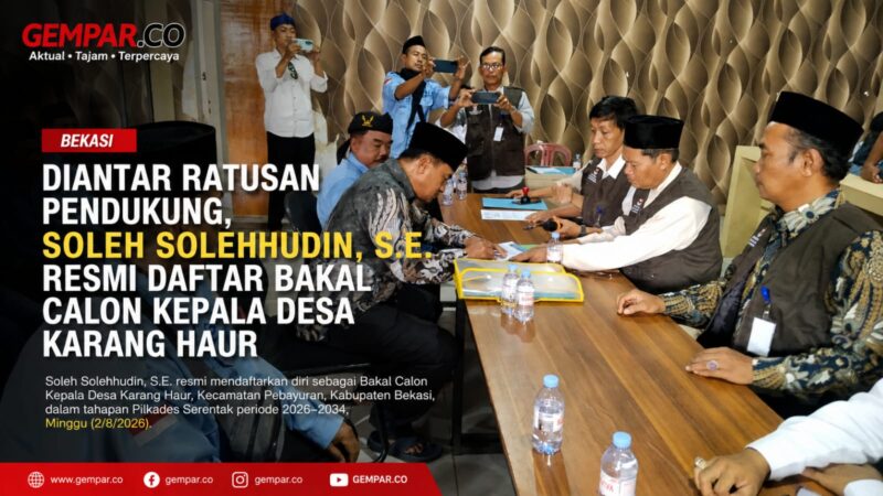 Soleh Solehhudin, S.E. menandatangani dan menyerahkan berkas pendaftaran sebagai Bakal Calon Kepala Desa Karang Haur, Kecamatan Pebayuran, Kabupaten Bekasi, di hadapan Panitia Pilkades, Minggu (2/8/2026).