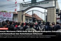 Ratusan wartawan yang tergabung dalam Forum Wartawan Solidaritas Sukabumi (FWSS) menggelar aksi penyampaian aspirasi di depan Kantor Kejaksaan Negeri Kabupaten Sukabumi, Senin (24/8/2026). 