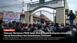 Ratusan wartawan tergabung dalam Forum Wartawan Solidaritas Sukabumi (FWSS) menggelar aksi di depan Kantor Kejaksaan Negeri Kabupaten Sukabumi, Senin (24/8/2026).