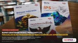 Buku pendamping siswa dipertanyakan orang tua di tengah program modul gratis Pemkab Karawang.
