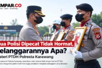 Dua anggota Polri di wilayah Jawa Barat resmi diberhentikan dengan tidak hormat (PTDH) dalam upacara di Mapolresta Karawang, Rabu (9/9/2026).
