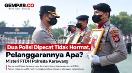 Dua anggota Polri di wilayah Jawa Barat resmi diberhentikan dengan tidak hormat (PTDH) dalam upacara di Mapolresta Karawang, Rabu (9/9/2026).