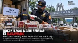 Ilustrasi petugas Bea Cukai memeriksa rokok tanpa pita cukai dalam upaya menekan peredaran rokok ilegal di Karawang, Jawa Barat.