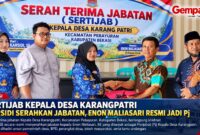 Serah terima jabatan Kepala Desa Karangpatri, Kecamatan Pebayuran, Kabupaten Bekasi, dari Karsidi kepada Enon Maliasari sebagai Pj Kepala Desa berlangsung khidmat.