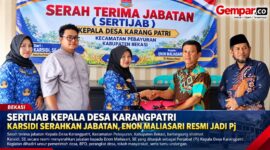 Serah terima jabatan Kepala Desa Karangpatri, Kecamatan Pebayuran, Kabupaten Bekasi, dari Karsidi kepada Enon Maliasari sebagai Pj Kepala Desa berlangsung khidmat.
