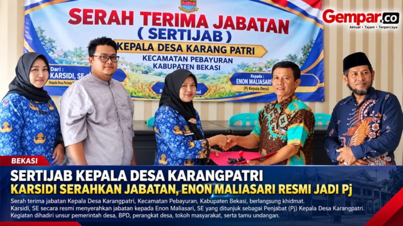 Serah terima jabatan Kepala Desa Karangpatri, Kecamatan Pebayuran, Kabupaten Bekasi, dari Karsidi kepada Enon Maliasari sebagai Pj Kepala Desa berlangsung khidmat.