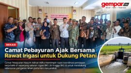 Camat Pebayuran Hasyim Adnan Adha bersama jajaran dan sejumlah unsur terkait saat rapat persiapan kerja bakti perawatan saluran irigasi BKG 26 hingga BKG 38, Jumat (2/10/2026).