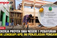 Pekerja beraktivitas di proyek pembangunan RKB SMA Negeri 1 Pebayuran, Kabupaten Bekasi.