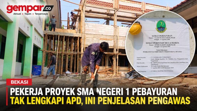 Pekerja beraktivitas di proyek pembangunan RKB SMA Negeri 1 Pebayuran, Kabupaten Bekasi.