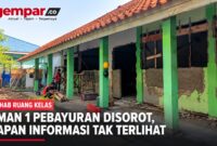 Rehabilitasi ruang kelas SMAN 1 Pebayuran, Kabupaten Bekasi, masih berlangsung. Papan informasi proyek tidak terlihat terpasang di lokasi saat pemantauan lapangan.