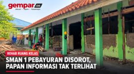 Rehabilitasi ruang kelas SMAN 1 Pebayuran, Kabupaten Bekasi, masih berlangsung. Papan informasi proyek tidak terlihat terpasang di lokasi saat pemantauan lapangan.
