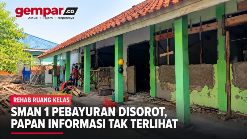 Rehabilitasi ruang kelas SMAN 1 Pebayuran, Kabupaten Bekasi, masih berlangsung. Papan informasi proyek tidak terlihat terpasang di lokasi saat pemantauan lapangan.