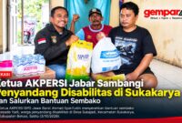 Ketua AKPERSI DPD Jawa Barat Ahmad Syarifudin menyerahkan bantuan sembako kepada Yadi, warga penyandang disabilitas di Desa Sukajadi, Kecamatan Sukakarya, Kabupaten Bekasi, Sabtu (3/10/2026).
