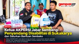 Ketua AKPERSI DPD Jawa Barat Ahmad Syarifudin menyerahkan bantuan sembako kepada Yadi, warga penyandang disabilitas di Desa Sukajadi, Kecamatan Sukakarya, Kabupaten Bekasi, Sabtu (3/10/2026).