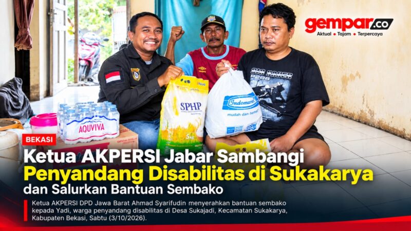 Ketua AKPERSI DPD Jawa Barat Ahmad Syarifudin menyerahkan bantuan sembako kepada Yadi, warga penyandang disabilitas di Desa Sukajadi, Kecamatan Sukakarya, Kabupaten Bekasi, Sabtu (3/10/2026).