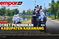 Pelajar diduga siswa SMPN 1 Tirtajaya pulang sekolah menggunakan kendaraan bak terbuka dan sepeda motor, Jumat (2/10/2026). 