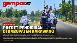 Pelajar diduga siswa SMPN 1 Tirtajaya pulang sekolah menggunakan kendaraan bak terbuka dan sepeda motor, Jumat (2/10/2026). 