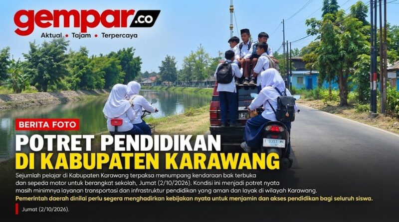 Pelajar diduga siswa SMPN 1 Tirtajaya pulang sekolah menggunakan kendaraan bak terbuka dan sepeda motor, Jumat (2/10/2026). 